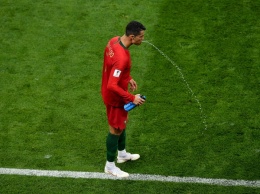 Почему футболисты выплевывают, а не пьют воду во время матча