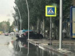 На центральном проспекте после дождя вода стоит по щиколотку (фото)