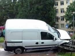 В Полтаве водитель Opel влетел в парапет подземного перехода и убил молодого парня