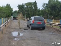 В Запорожской области автомобилисты молятся, пока едут по мосту (ФОТО)