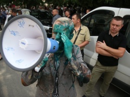 "Ватная традиция" радикалов. Кого в Украине обливали зеленкой при старой и новой власти