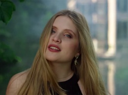 17-летняя дочь Александра Малинина выпустила дебютный клип на песню "Лев Толстой"