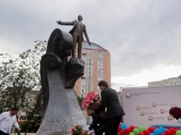 В Киеве открыли сквер и памятник Муслиму Магомаеву