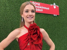 Наталья Водянова в красном бикини наслаждается каникулами