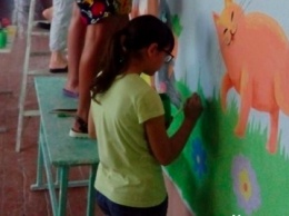 В Запорожской области стены школьного коридора разрисовали котами