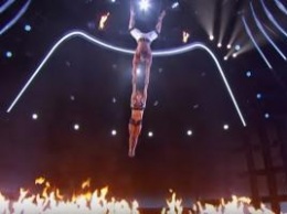 На популярном американском шоу партнер не удержал гимнастку: ошеломляющее видео
