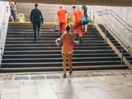 В метро Киева двухлетней девочке зажало ногу эскалатором