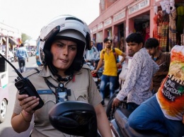 В розовых шлемах и на мотоциклах: в Нью-Дели появилась женская полиция
