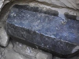 В загадочном черном саркофаге в Египте найдены останки трех человек