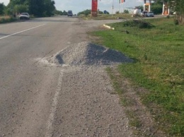 Под Днепром разбился автомобиль из-за кучи щебня на трассе: погибла женщина, - ФОТО