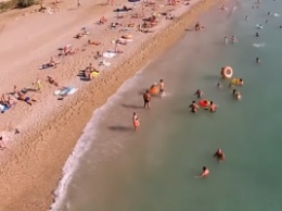 Один из самых многолюдных пляжей Крыма сняли на видео с воздуха