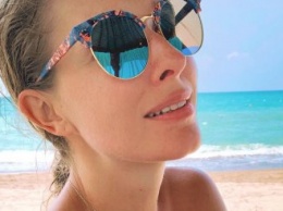 В бикини и очках: популярная украинская телеведущая поделилась пикантным фото с отдыха