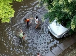 Из-за сильного дождя на Таврическом улицы микрорайона превратились в искусственные водоемы