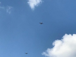 Над Мариуполем летали военные самолеты и вертолеты (фото, видео)