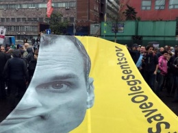У здания правительства активисты вывесили баннер в поддержку Олега Сенцова