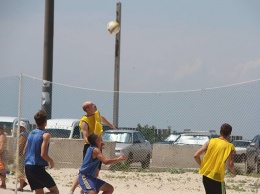 На бердянской Косе стартовал чемпионат по пляжному футболу