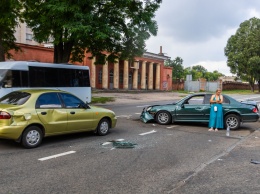 ДТП в Днепре: автомобиль протаранил фонарный столб