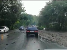 В Новочеркасске мощные ливни уничтожили асфальт на дорогах