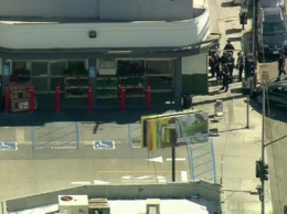 В Лос-Анджелесе преступник взял в заложники покупателей магазина. Один человек погиб