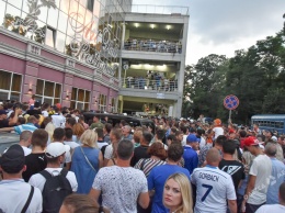 Одесса пред Суперкубком: тысячи правоохранителей и сотни бурных болельщиков (фоторепортаж)