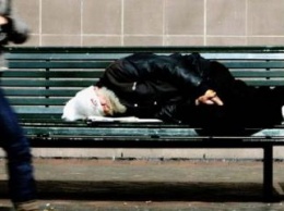 Тысячи бездомных работников Prada спят в ночлежках и умываются в «Макдональдс»