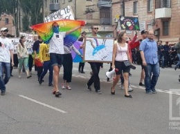 В Кривом Роге на фоне давно некрашенных домов провели гей-парад
