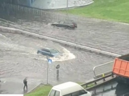 В Киеве из-за дождя залило дорогу под эстакадой: опубликовано видео