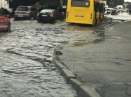 Киев "плавает": ливень затопил столичные улицы (Видео, фото)