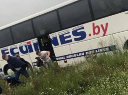 В Киевской области автобус с детьми улетел в кювет, водитель заснул за рулем