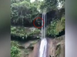 Во время съемок клипа в кадр попал смертельный прыжок мужчины с водопада