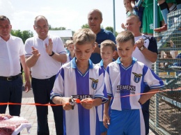 Степанов торжественно открыл футбольную площадку в Березовке