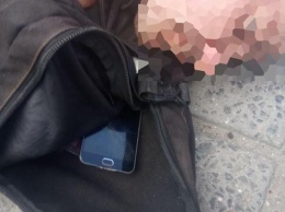 В Николаеве мужчины у маленьких детей отнимают мобильные телефоны