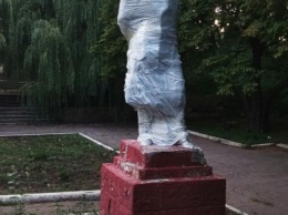 В Донецке памятник Пушкину превратили в мумию (ФОТО)