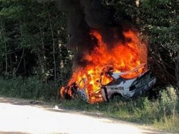 Известный автогонщик попал в аварию во время гонки и едва не сгорел (видео)