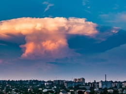 Опубликовано фото, как Николаев накрыло гигантское розовое облако в виде ядерного гриба