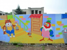 Жильцы разрисовали забор около дома, теперь их соседи - герои мультфильмов и сказок (ФОТО)