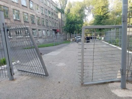 В Мариуполе неизвестный литовец снес ворота СБУ
