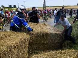 Во Франции фермеры прервали велогонку: Полиция применила слезоточивый газ