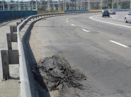 На плотине ДнепроГЭС пошел "волнами" недавно отремонтированный асфальт