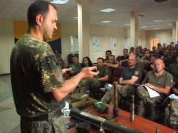 Бойцов Днепр-1 учат обращаться с запрещенными конвенциями гранатами в Днепре