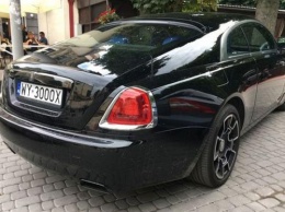 В Украине заметили редкий Rolls-Royce на евробляхах: сеть позабавило фото