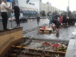 Стихия в Киеве: из-за ливня плавают машины и стоят трамваи, затоплены переходы ФОТО+ВИДЕО