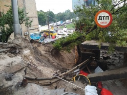 Ливень в Киеве затопил тоннель и разрушил мост