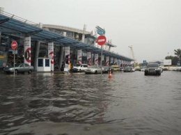 Непогода в Киеве: ливнем затопило аэропорт Жуляны