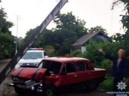В Олешковском районе водитель «Жигулей» в состоянии алкогольного опьянения врезался в бетонный столб