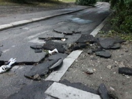 "Как будто землятресение": в запорожском дворе после дождя развались на куски дорога (Фото)