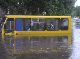 Настоящий потоп под Днепром: автобусы плывут на дорогах (Видео)