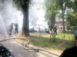 Возможен поджог: в Одессе сгорела Audi, огонь перебросился на BMW
