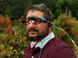 Инженер создал очки, которые позволят видеть мир "глазами дельфина"