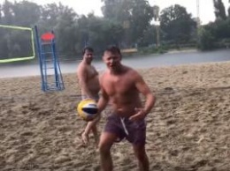 В трусах и под дождем: мокрый Ляшко сыграл в волейбол - опубликовано видео